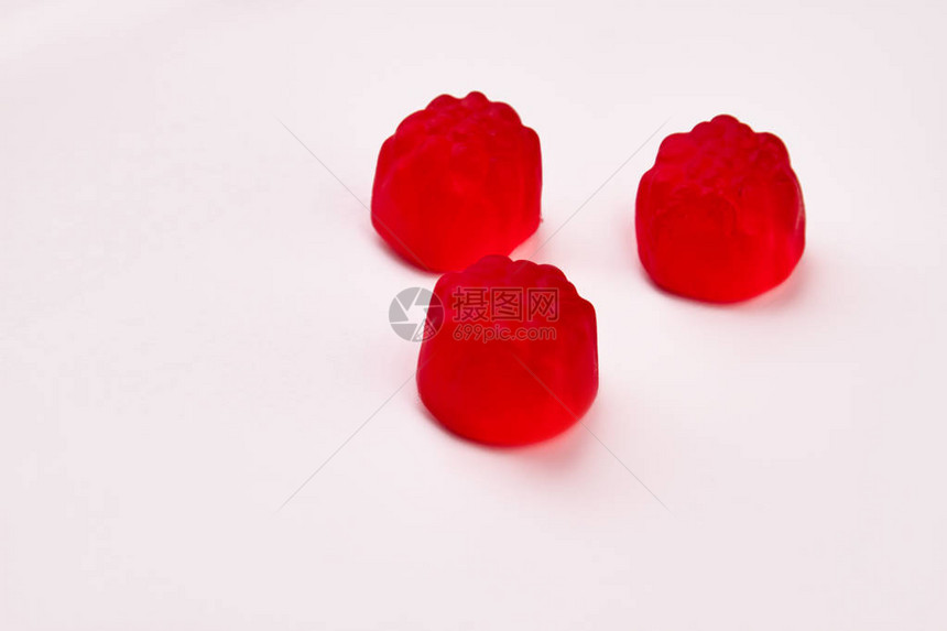 白色背景上的红色果冻糖果覆盆子形状的美味果冻糖果为孩子们准图片