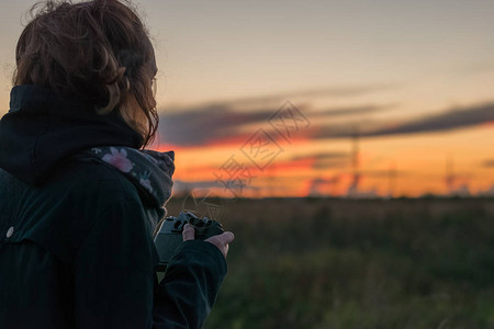 年轻女士拍摄美丽的黄昏照片使用图片
