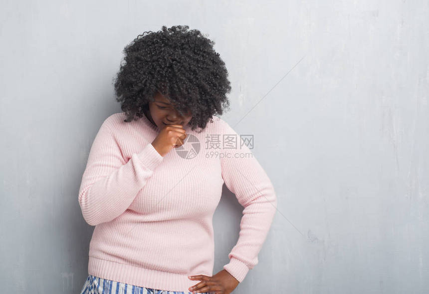 年轻的非洲裔美国大码女穿着灰色的垃圾墙图片