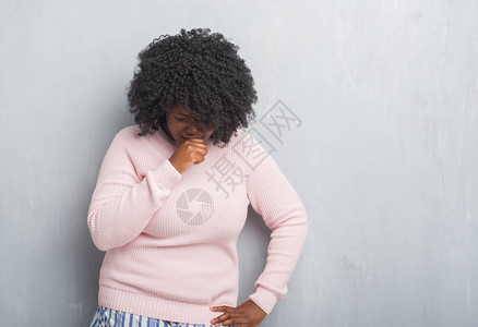 年轻的非洲裔美国大码女穿着灰色的垃圾墙图片