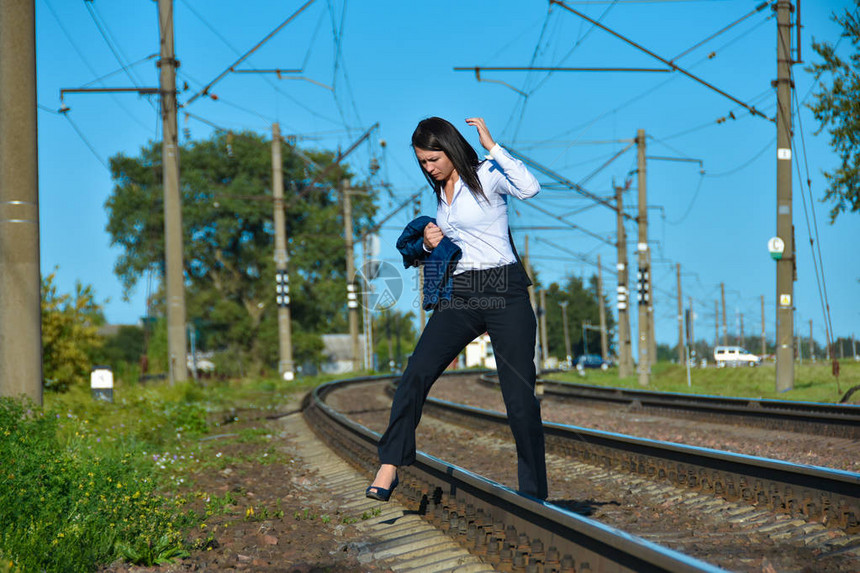 女人在铁路上跑逃跑需要逃离远走图片
