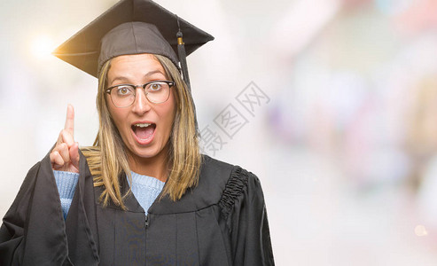 年轻漂亮的女人穿着毕业制服图片