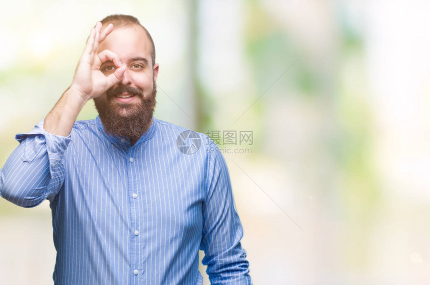 年轻的caucasian嬉皮士男子在孤立的背景做好姿态用手微笑图片