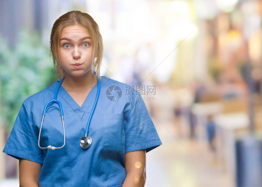 年轻的白种医生女人穿着外科医生制服图片