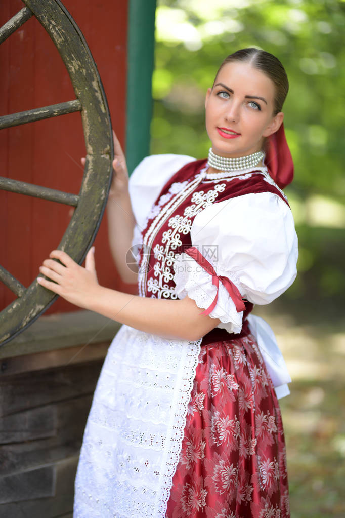 穿着传统服装的年轻漂亮的斯洛伐图片