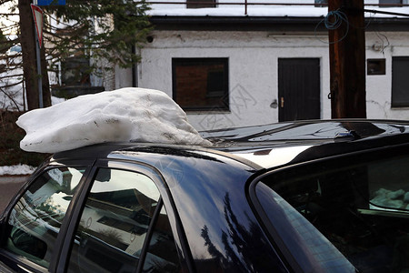 冬天的车顶雪崩推倒了汽车的顶图片