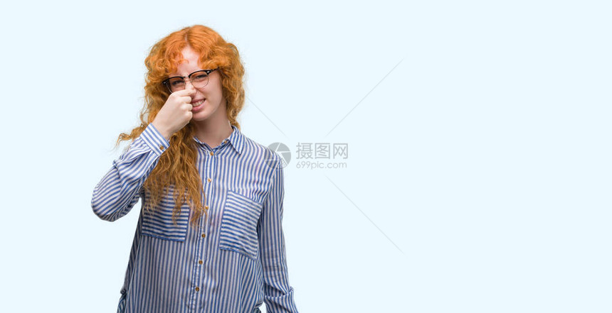 年轻红发女公交员闻到臭味恶心难以忍受的气味图片