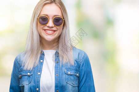 年轻金发女郎戴着太阳镜图片