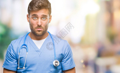 年轻英俊的医生护士男子身处孤立的背景图片