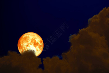 超级满血的月亮回到剪影云夜空图片