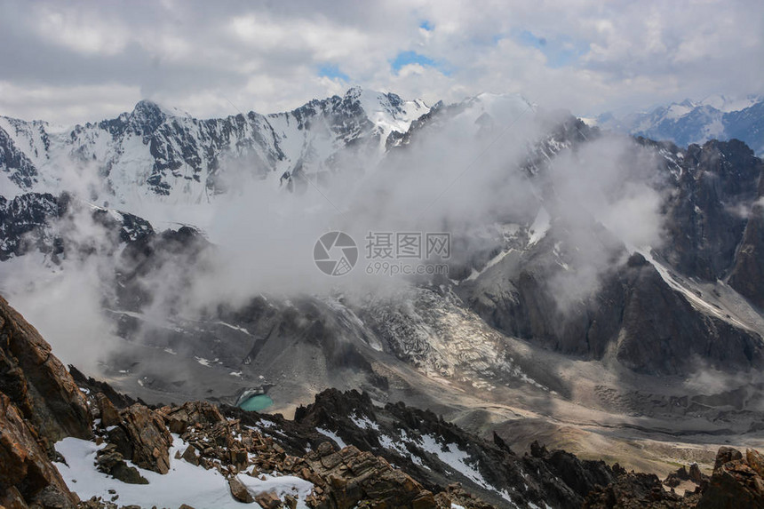 风景秀丽的高山景观与山脉背景中的天然山地牧场和白雪皑的山顶吉尔斯坦公图片