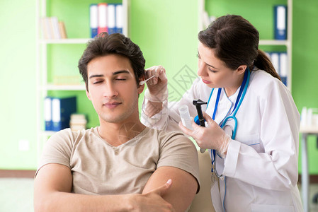 在体检期间检查病人耳聋的女医图片