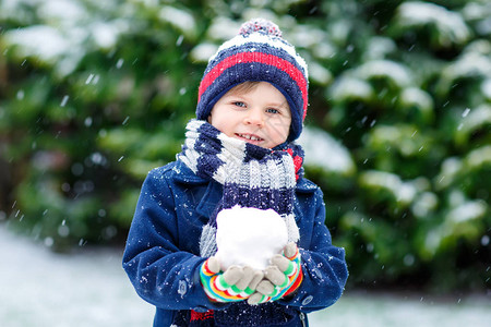 可爱有趣的小孩子穿着五颜六色的冬季时尚衣服图片