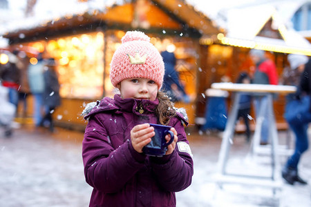 德国圣诞市场快乐的孩子图片