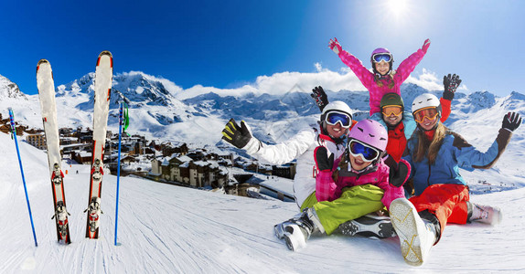 幸福的家庭在滑雪胜地享受寒假图片
