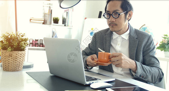 商人在办公室用笔记本电脑工作亚洲商人在图片