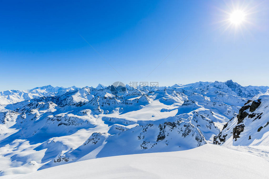 滑雪场在美丽的冬季雪山堡中享有瑞士名山的壮丽景色Matterhorn和DentdHerens前景图片