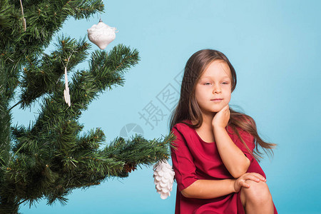 有圣诞树的小女孩图片