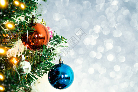 树和圣诞装饰品美丽的装饰着礼物盒在冬天的雪景中可用图片