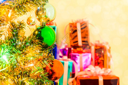 树和圣诞装饰品美丽的装饰着礼物盒在冬天的中可用图片