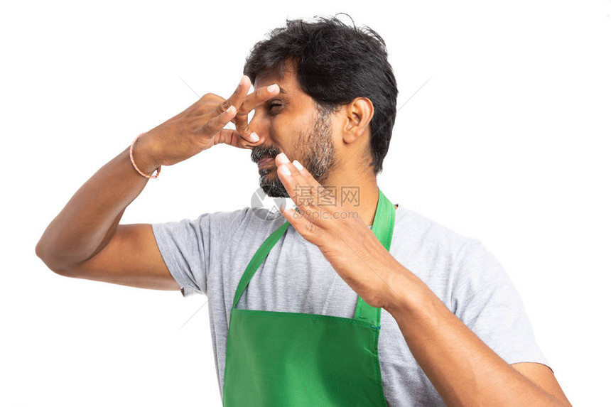 超市或超市印度裔成年雇员将鼻子当做臭气味手势和在白色背景上孤图片