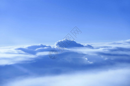 飞越云层从飞机窗口的美妙的全景与白云飞过白云下面的白云与天图片