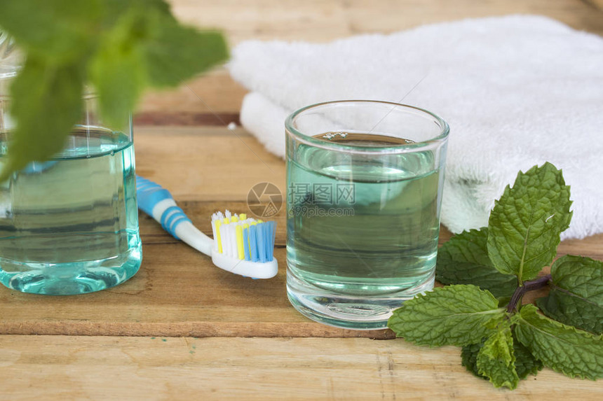 在玻璃保健护理中用草药胡椒粉洗口腔牙刷和木本底薄片叶图片