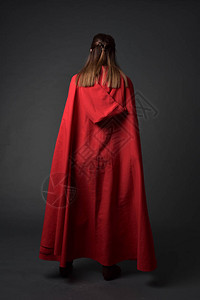 穿着红色中世纪服装和斗篷的黑发女孩全长肖像图片