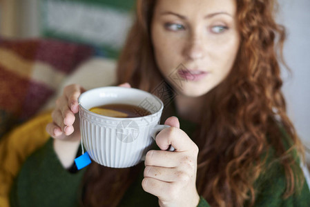 女人的手拿着一杯柠檬热茶背景图片