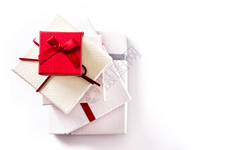 白色和红色礼品盒在白背景图片