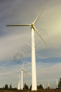 蓝色天空背景的风力发电机电力生产文字位图片