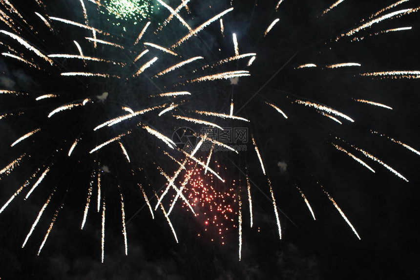 夜空美丽的烟花一束白光的花束庆祝圣图片