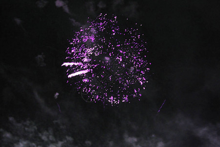 火秀夜间背景烟花美丽的背景焰火用紫色灯光在明亮的流星中庆祝图片