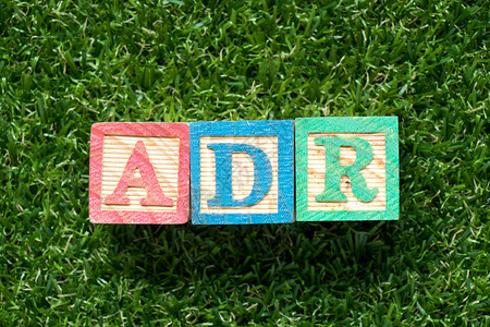 人工绿草背景上的ADR减少不良药物反应字中图片
