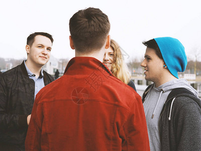 一群四位年轻的青少年朋友在聊天和笑坦诚真实的人过滤的图像图片