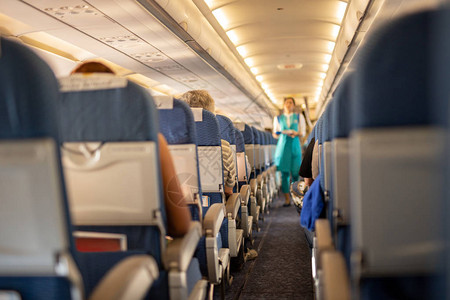 飞行期间乘客坐在座位上的图片