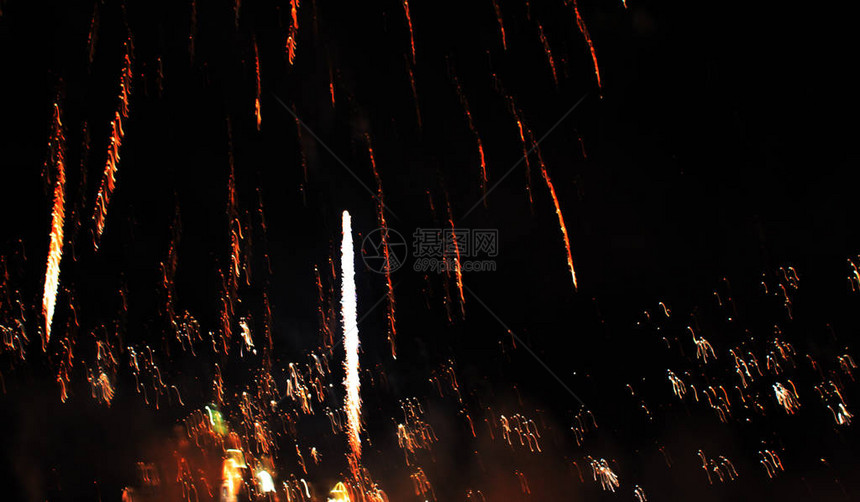 火秀夜间背景烟花焰火用橙色灯光在明亮的流星中庆祝图片