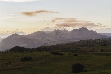 黑山的美丽风景与新鲜的草和美丽的山峰黑山杜米图片