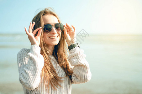 女人在海太阳的背面戴太阳眼镜毛衣图片