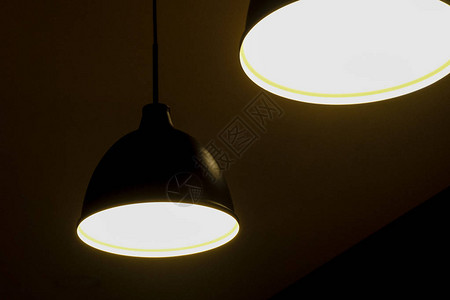 独特的灯具工业风格光线充足图片