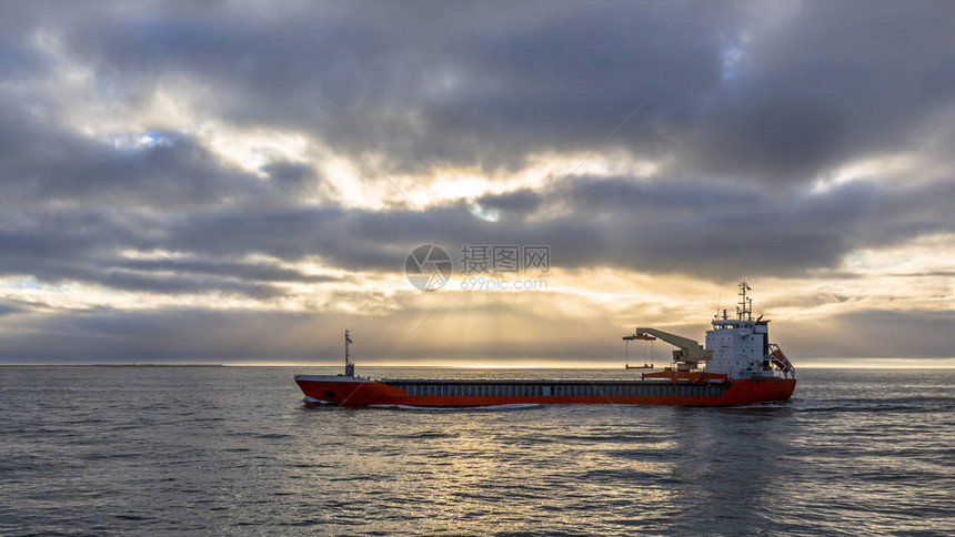 日落前北海的货船在阴云密布的天空下图片