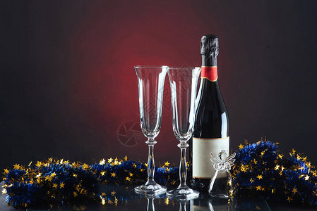 圣诞和新年节日装饰香槟酒瓶子和深图片