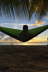 女人在卡利比海的马提尼克海滩图片