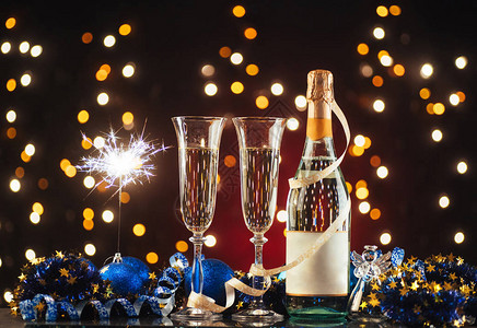 圣诞节和新年庆祝香槟新年假期装饰表深色背景中的两杯香槟酒杯图片