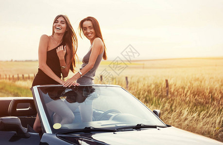 在路边的路上两名妇女乘坐图片