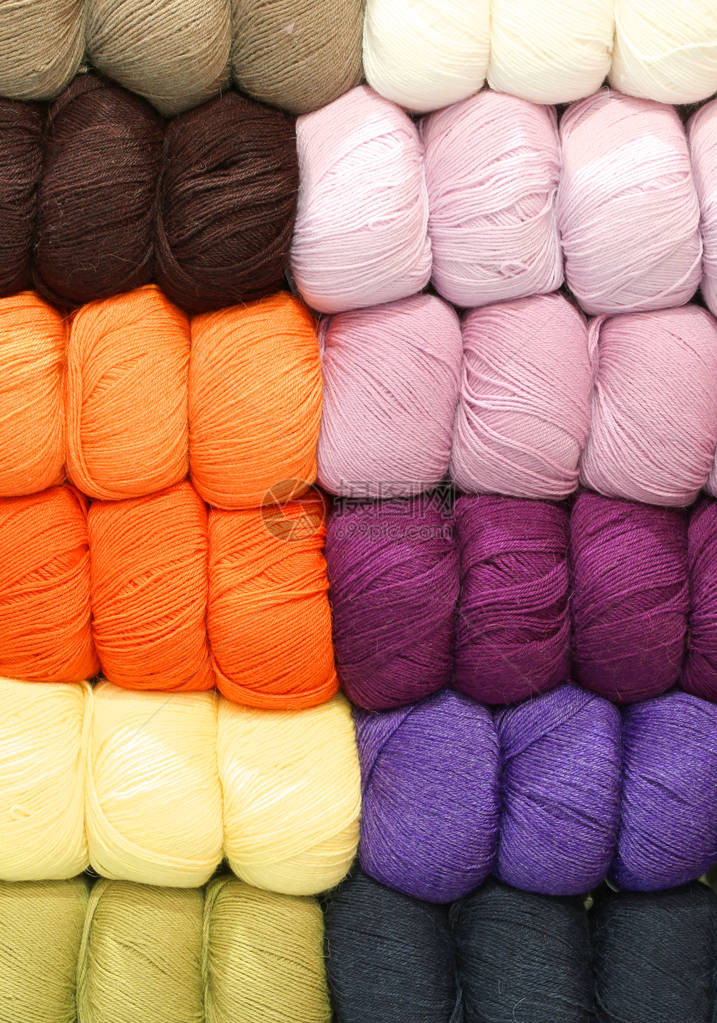 许多不同颜色的羊毛球整齐地堆叠在一起图片