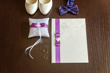 婚前礼服新娘鞋和木制戒图片