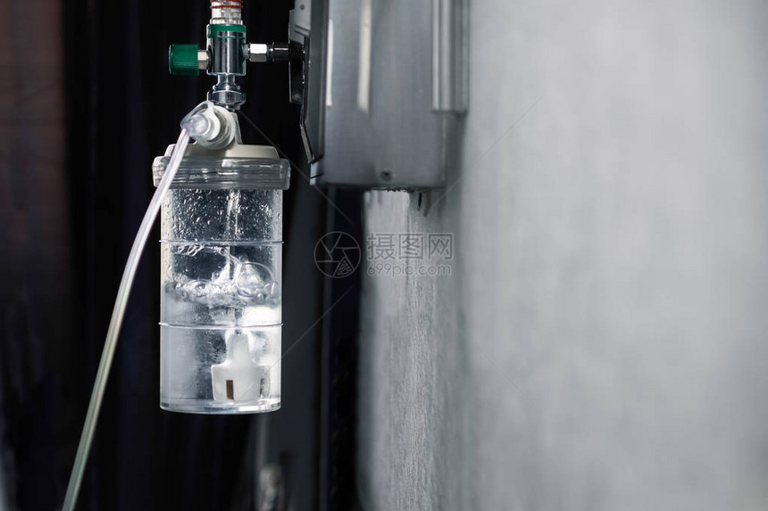 氧气调节器在医院房间配备湿图片