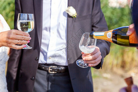 在婚礼上把香槟倒在玻图片
