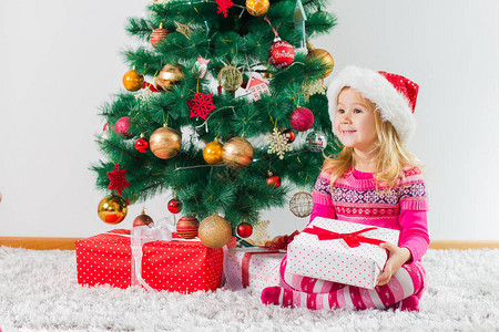 圣诞快乐孩子与礼物盒和图片
